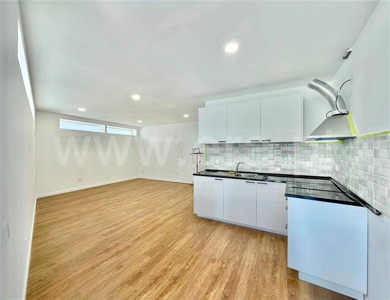 Apartamento Estúdio / Moita, Bx. Banheira / Est. Comboios
