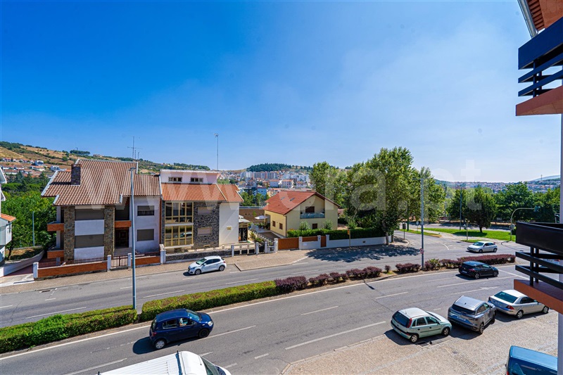 Apartamento T4 / Bragança, Sá Carneiro