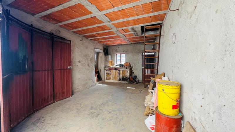 Garagem / Gouveia, São Paio