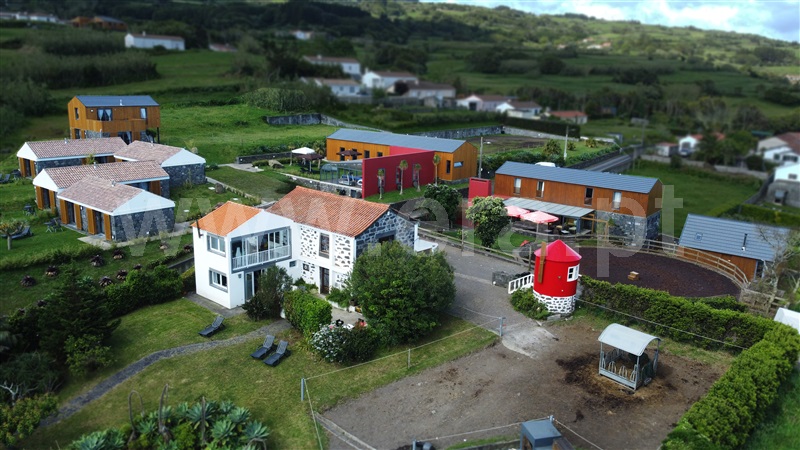 Hotel T17 / Horta, Cedros