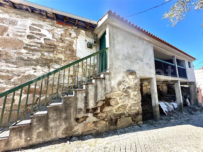 Moradia em Banda / Chaves, Ervededo