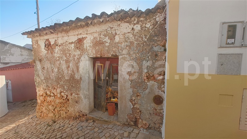 Moradia em Banda Estúdio / Loulé, Salir