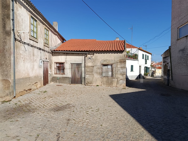 Moradia em Banda / Figueira de Castelo Rodrigo, Vermiosa