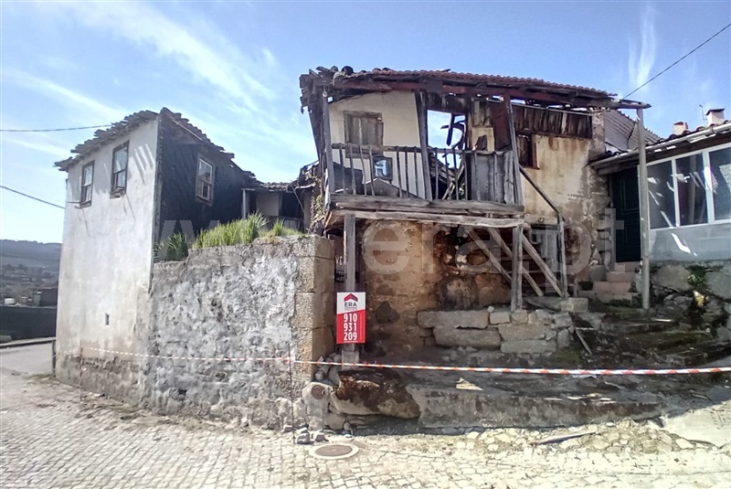 Moradia em Banda / Lamego, Douro