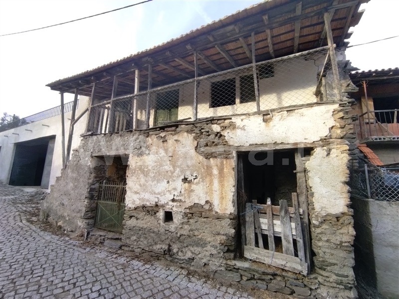 Moradia em Banda / Mirandela, Múrias