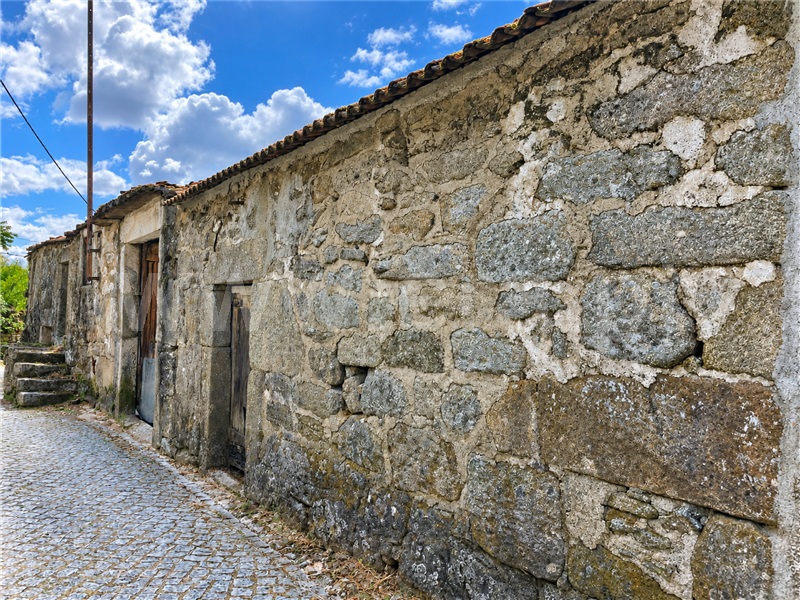Moradia em Banda / Sernancelhe, Lamosa