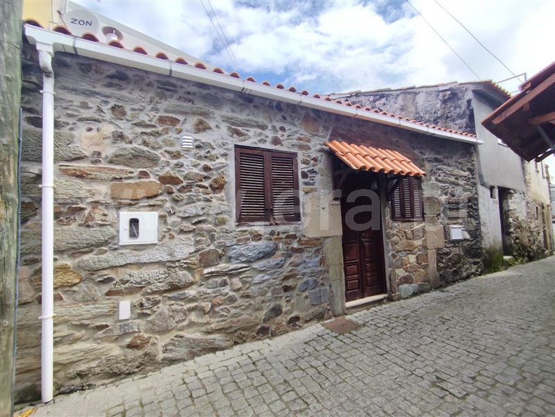 Moradia em Banda T1 / Armamar, Vila Seca e Santo Adrião