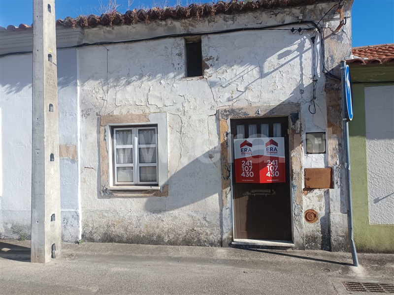 Moradia em Banda T2 / Abrantes, Rio De Moinhos