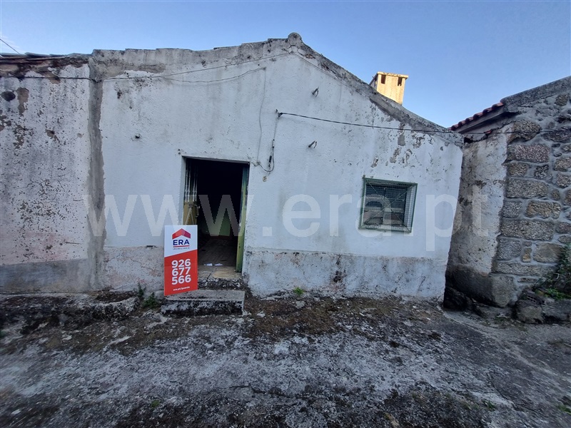 Moradia em Banda T2 / Celorico da Beira, Vale de Azares
