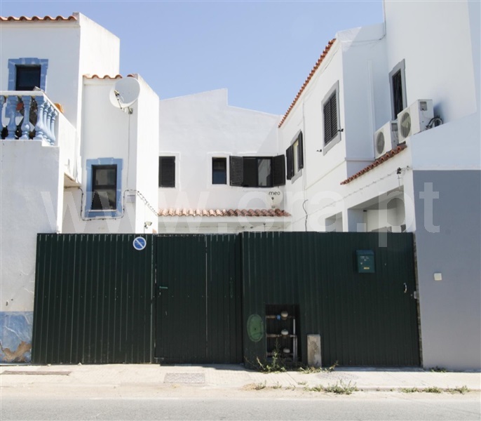 Moradia em Banda T2 / Faro, Mar e Guerra