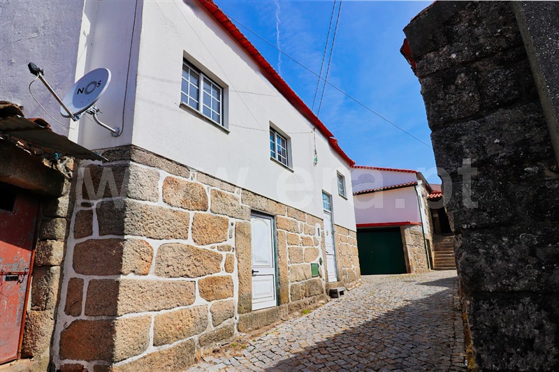 Moradia em Banda T2 / Fornos de Algodres, Maceira