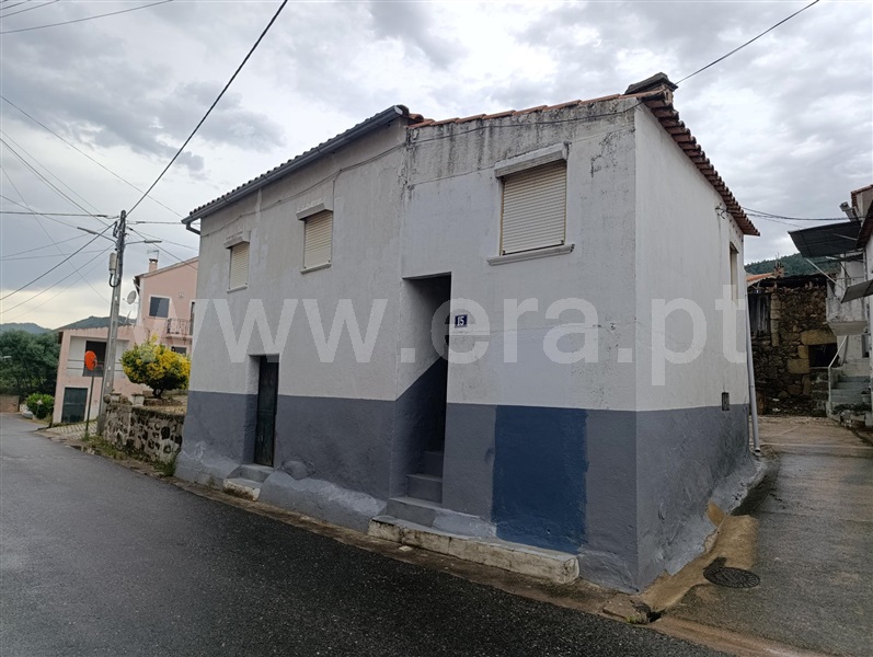 Moradia em Banda T2 / Fundão, Cortiçada