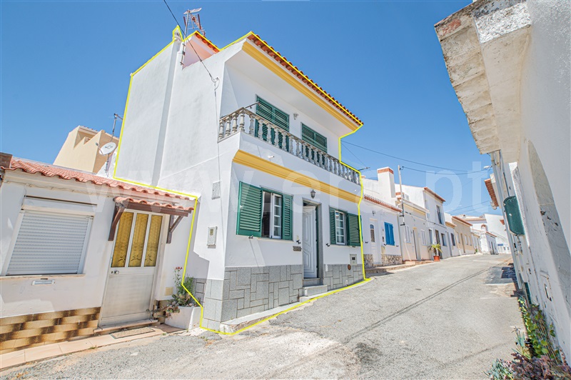 Moradia em Banda T2 / Lagos, Espiche