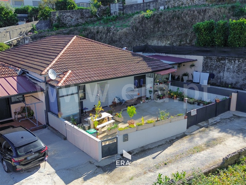 Moradia em Banda T2 / Santo Tirso, São Tomé Negrelos
