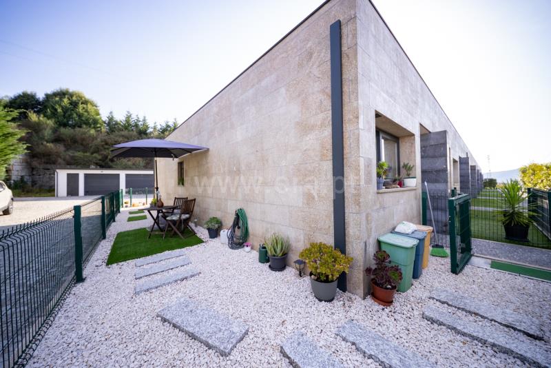 Moradia em Banda T2 / Vila Nova de Famalicão, Mogege