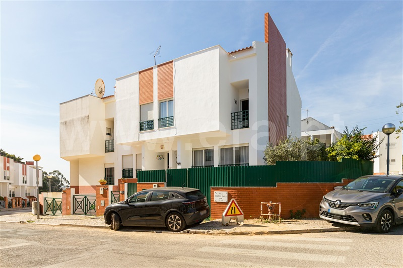 Moradia em Banda T3 / Almada, Charneca de Caparica e Sobreda