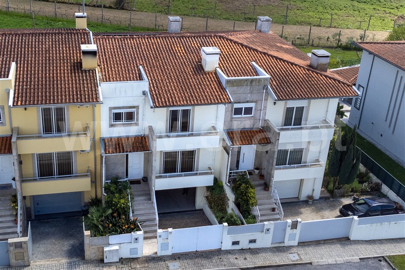 Moradia em Banda T3 / Amares, Amares e Figueiredo
