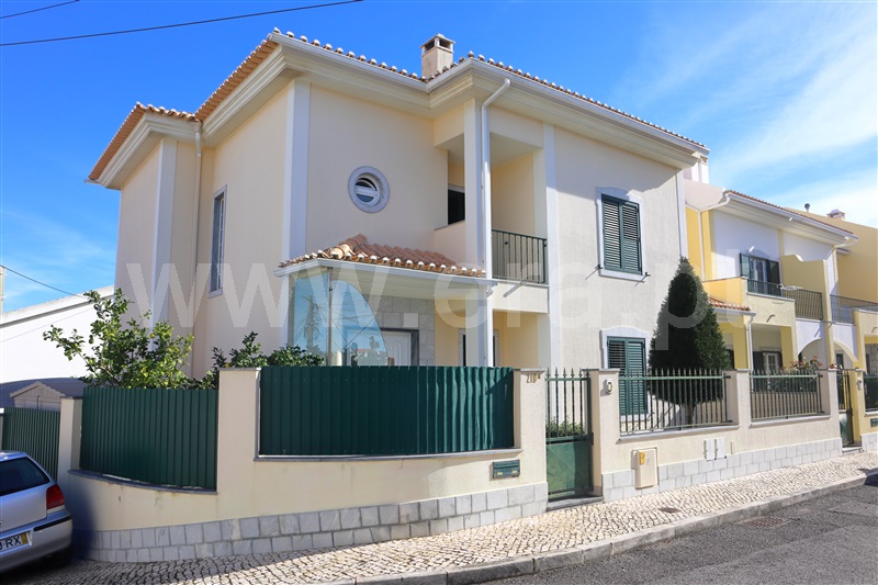 Moradia em Banda T3 / Cascais, Carcavelos e Parede