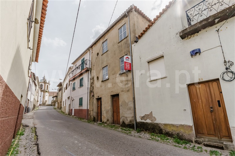Moradia em Banda T3 / Covilhã, Peraboa
