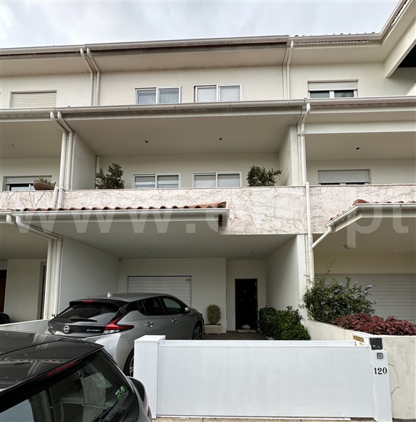 Moradia em Banda T3 / Guimarães, Creixomil