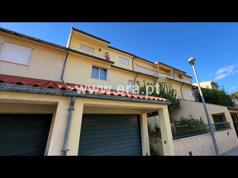 Moradia T3 em Peso da Régua e Godim, €240.000