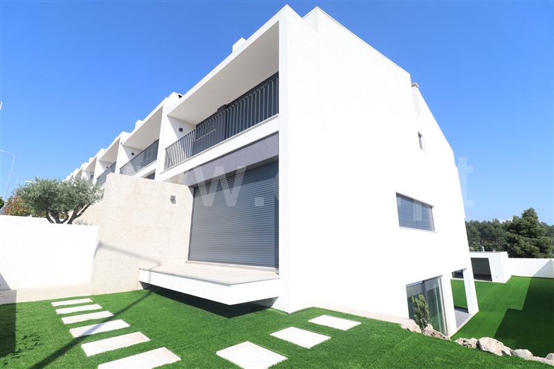 Moradia em Banda T3 com Nova Santa Maria da Feira, Escapães / Pigeiros - 1334877 - 2