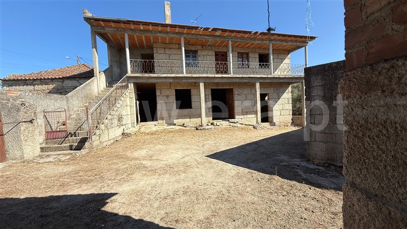 Moradia em Banda T3 / Valpaços, Valpaços e Sanfins