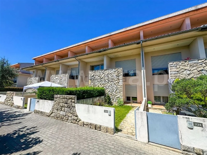 Moradia em Banda T3 / Vila Nova de Famalicão, Antas e Abade de Vermoim