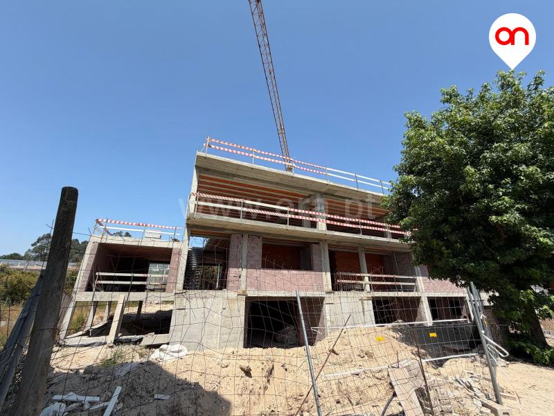 Moradia em Banda T3 / Vila Nova de Famalicão, Antas e Abade de Vermoim