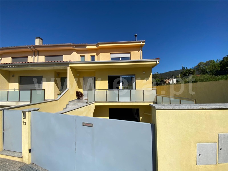Moradia em Banda T3 / Vila Nova de Famalicão, Vale (São Cosme), Telhado e Portela