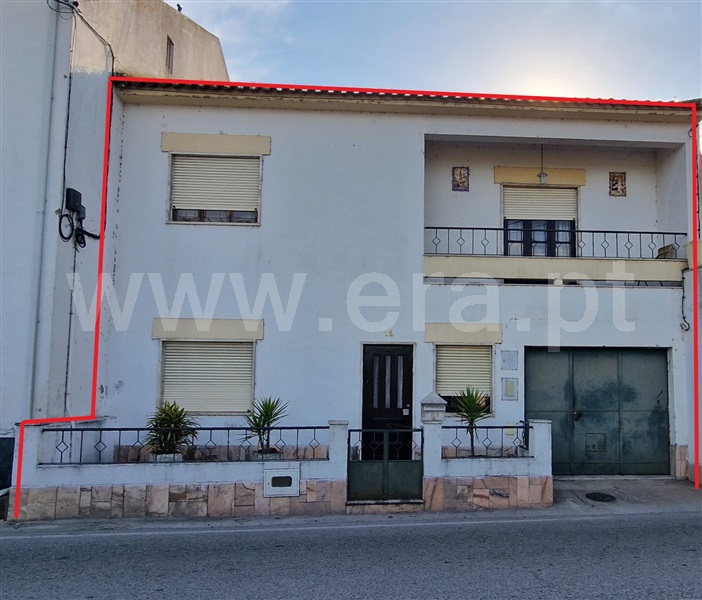 Moradia em Banda T4 / Abrantes, Arrifana