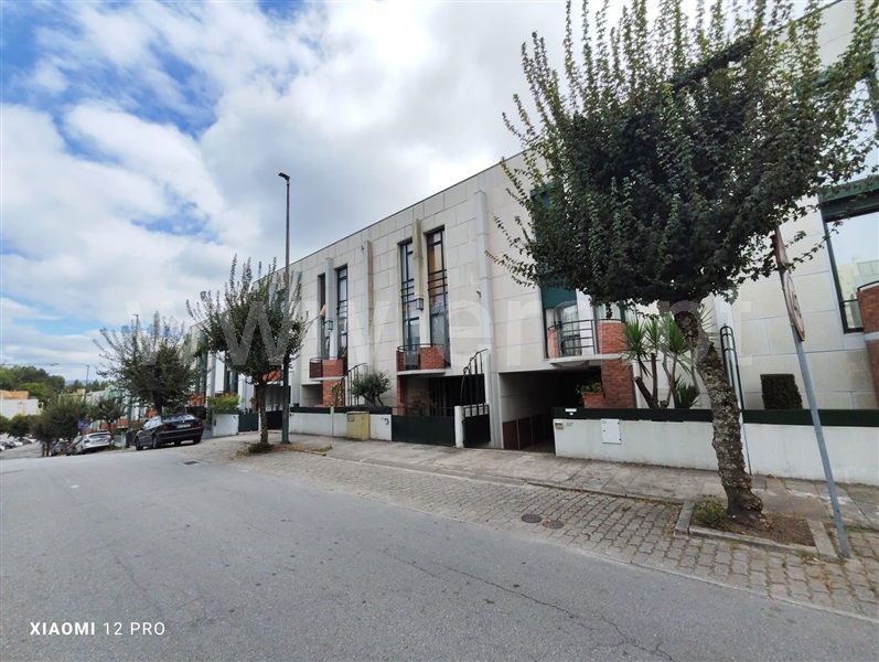 Moradia em Banda T4 / Guimarães, Creixomil