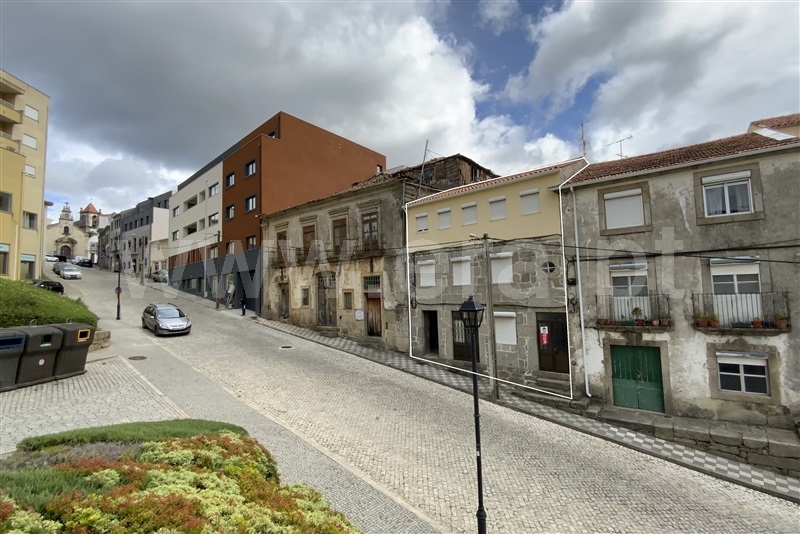 Moradia em Banda T4 / Lamego, Lamego (Almacave e Sé)