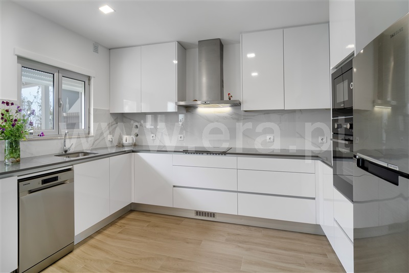 Moradia em Banda T4 / Marinha Grande, Marinha Grande