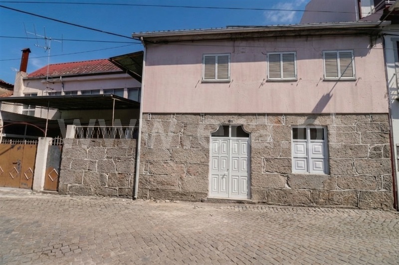 Moradia em Banda T4 / Nelas, Carvalhal Redondo e Aguieira