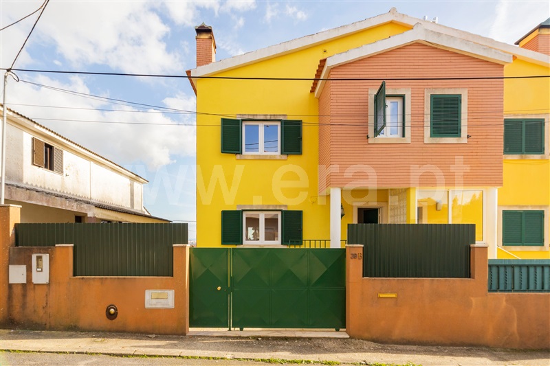 Moradia em Banda T4 / Odivelas, Odivelas