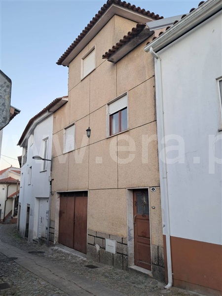 Moradia em Banda T4 / Oliveira do Hospital, Lourosa