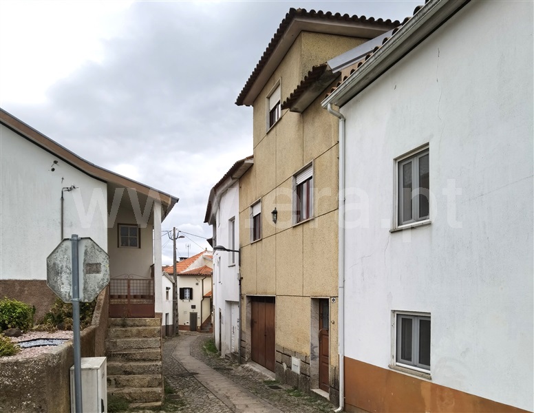 Moradia em Banda T4 / Oliveira do Hospital, Lourosa
