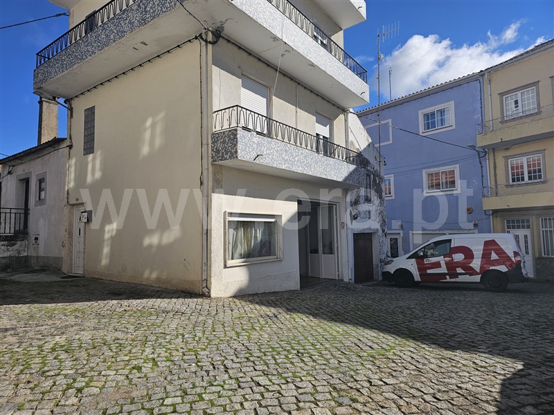 Moradia em Banda T4 / Sabugal, Sabugal e Aldeia de Santo António