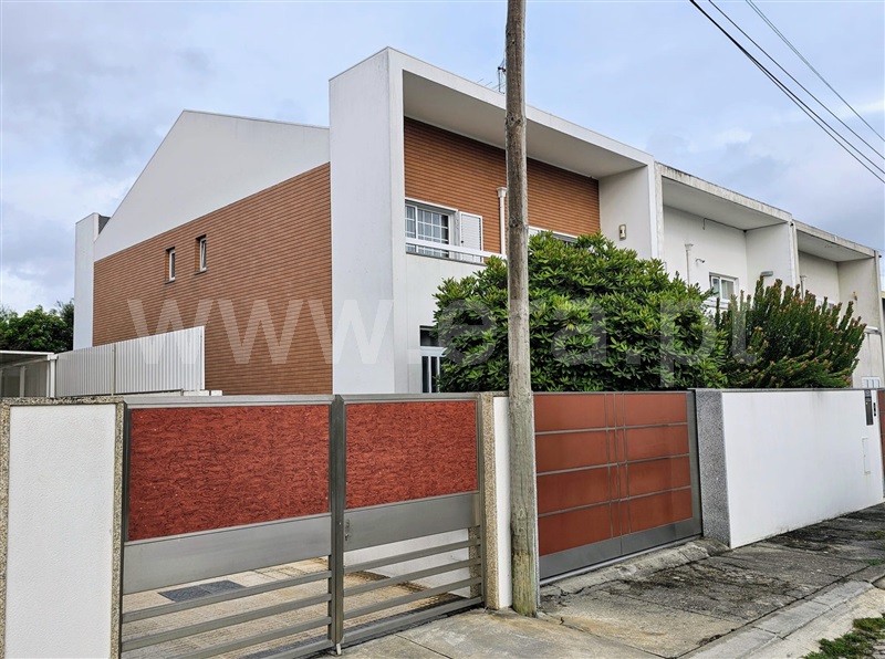 Moradia em Banda T4 / Santa Maria da Feira, Mozelos