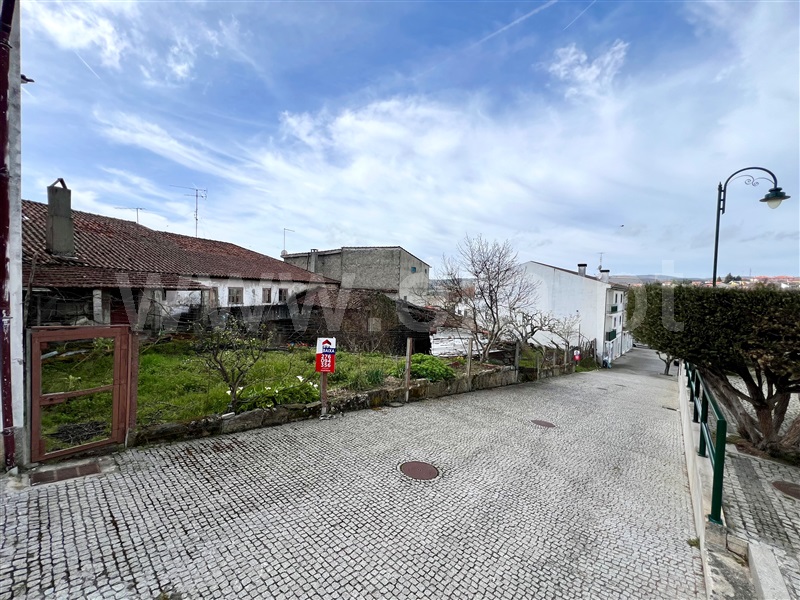 Moradia em Banda T4 / Valpaços, Carrazedo de Montenegro e Curros