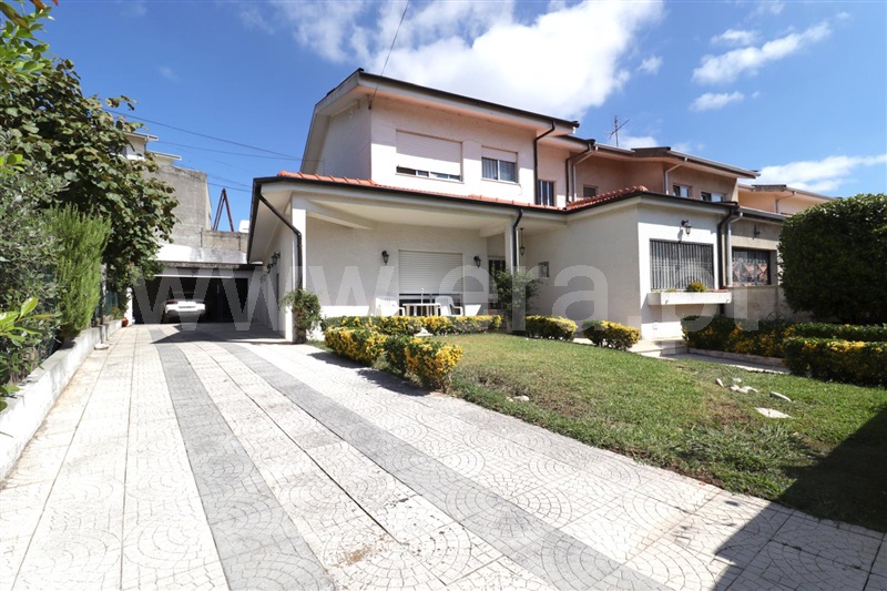Moradia em Banda T4 / Vila Nova de Famalicão, Ribeirão