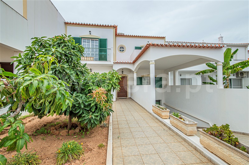 Moradia em Banda T5 / Lagos, Lagos
