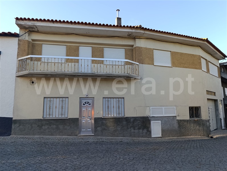 Moradia em Banda T5 / Mangualde, Freixiosa