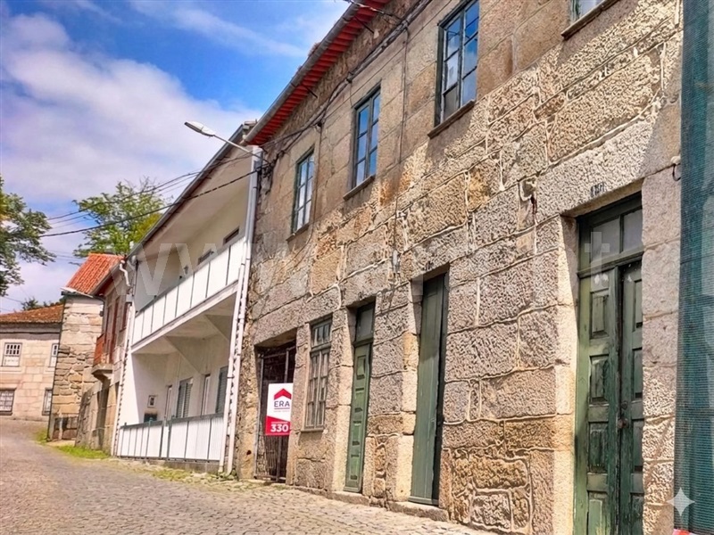 Moradia em Banda T5 / Nelas, Canas de Senhorim
