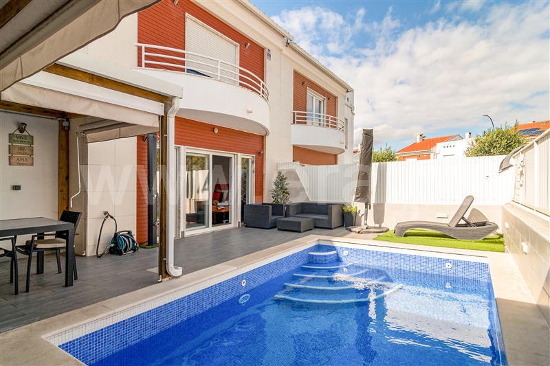 Moradia em Banda T5 / Sintra, Rio de Mouro