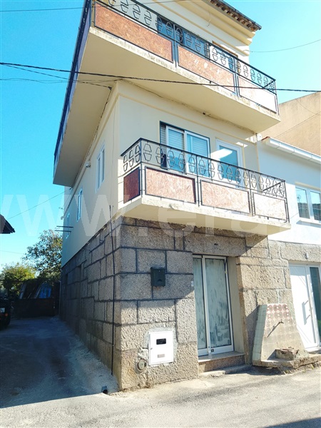 Moradia em Banda T5 / Tondela, Lajeosa do Dão