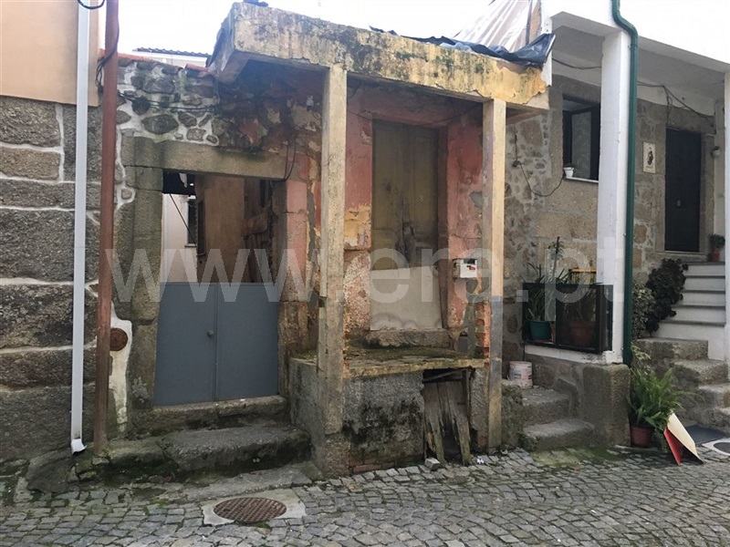 Moradia em Banda / Viseu, Orgens