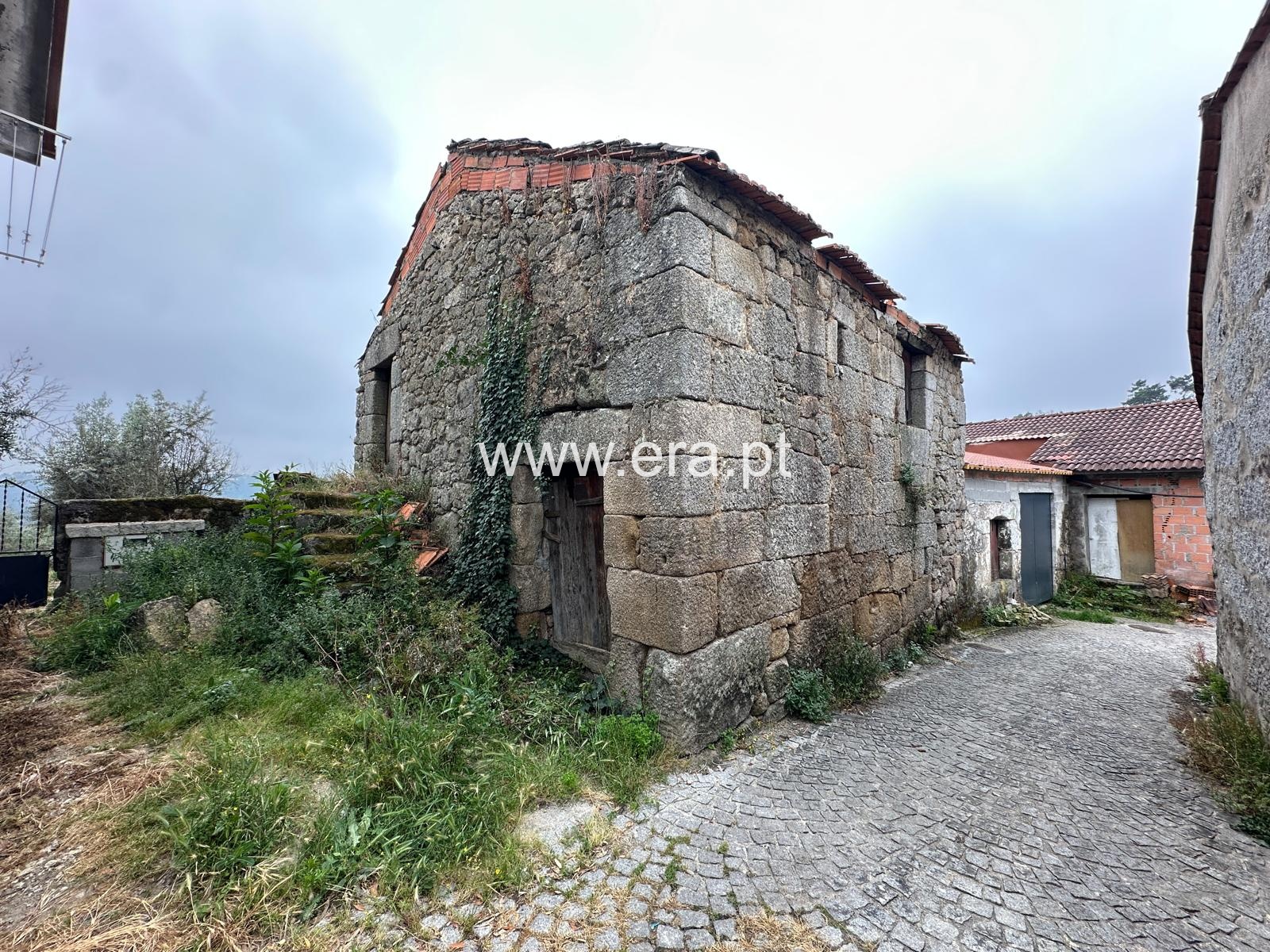 Moradia em Banda / Viseu, São João de Lourosa