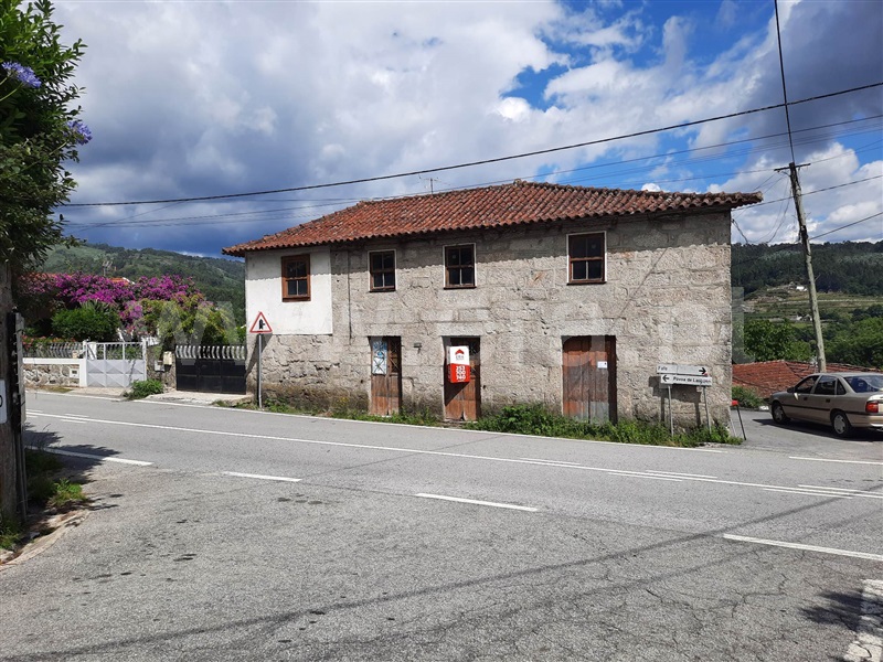Moradia / Fafe, Freitas e Vila Cova